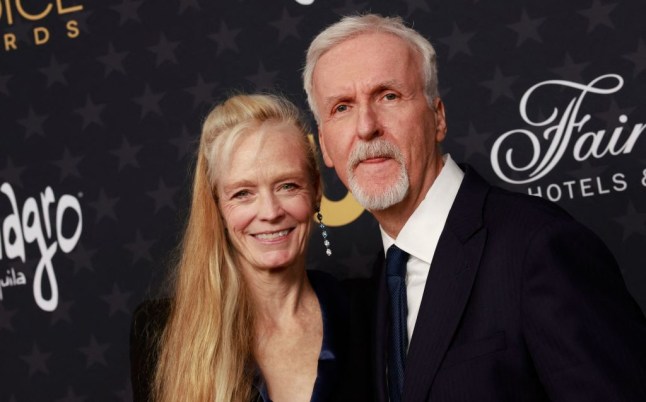 Suzy Amis (L) and James Cameron (R) pose together on red carpet