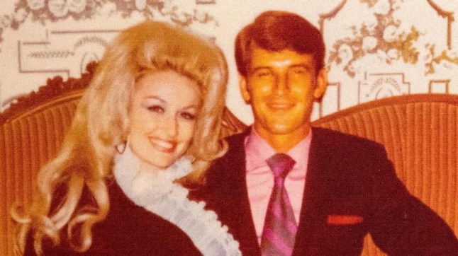 Dolly Parton poses on sofa with husband Carl Dean in old picture