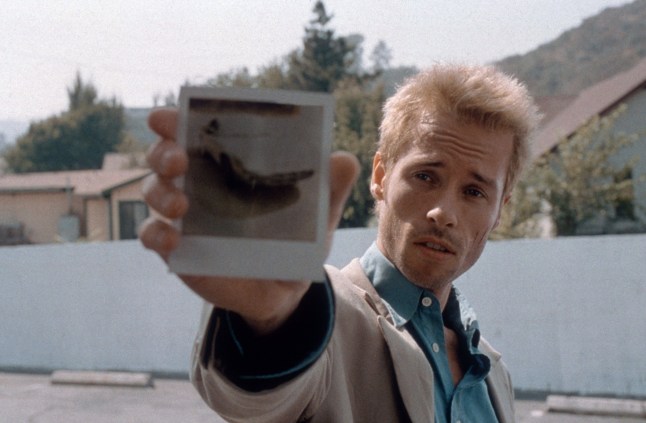 Editorial use only. No book cover usage. Mandatory Credit: Photo by Danny Rothenberg/Summit/Kobal/Shutterstock (5880963l) Guy Pearce Memento - 2000 Director: Christopher Nolan Summit Entertainment USA Scene Still