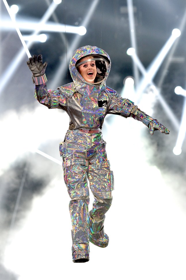 INGLEWOOD, CA - AUGUST 27: Katy Perry flies onstage during the 2017 MTV Video Music Awards at The Forum on August 27, 2017 in Inglewood, California. (Photo by John Shearer/Getty Images for MTV)