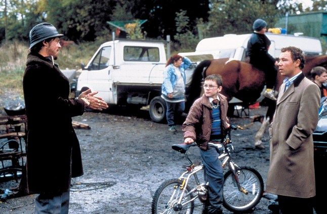 Editorial use only. No book cover usage. Mandatory Credit: Photo by Columbia/Ska/Kobal/REX/Shutterstock (5883520x) Brad Pitt, Stephen Graham Snatch - 2000 Director: Guy Ritchie Columbia/Ska Films USA/UK Scene Still
