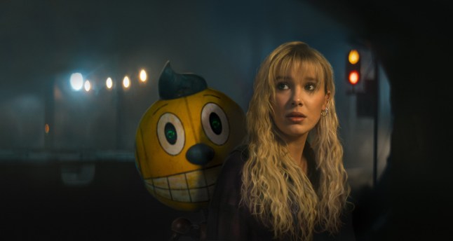 The Electric State. (L to R) Cosmo (voiced by Alan Tudyk) and Michelle (Millie Bobby Brown) in The Electric State. ???/?? 2024 Netflix. Used with permission.