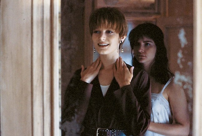 Single White Female Remake with Jenna Ortega and Taylor Russell in Early Stages of Development single white female still 1992 columbia pictures METROGRAB via imdb source: https://m.media-amazon.com/images/M/MV5BMTg0MjU0MDI4Ml5BMl5BanBnXkFtZTcwNDE4NDAzNA@@._V1_FMjpg_UX1000_.jpg