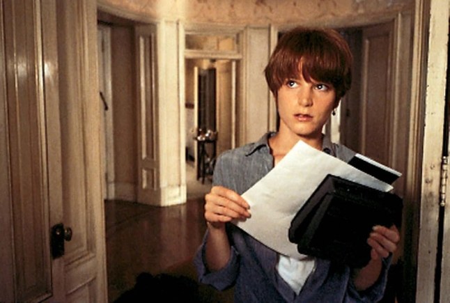 Single White Female Remake with Jenna Ortega and Taylor Russell in Early Stages of Development single white female still 1992 columbia pictures METROGRAB via imdb source: https://m.media-amazon.com/images/M/MV5BMTg0MjU0MDI4Ml5BMl5BanBnXkFtZTcwNDE4NDAzNA@@._V1_FMjpg_UX1000_.jpg
