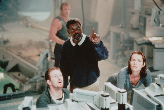 Editorial use only. No book cover usage. Mandatory Credit: Photo by Merie W Wallace/Warner Bros/Village Roadshow/Kobal/REX/Shutterstock (5885348v) Michael Rapaport, Samuel L. Jackson, Saffron Burrows Deep Blue Sea - 1999 Director: Renny Harlin Warner Bros/Village Roadshow USA Scene Still L'autre Homme