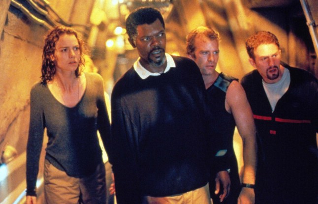 Saffron Burrows, Samuel L Jackson, Thomas Jane, Michael Rapaport, all wet, look on in horror at something off-camera in Depp Blue Sea