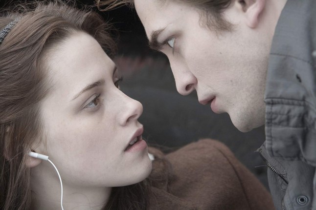 7525955 FEMAIL Twilight twitter fans Twilight 2008 Bella and Edward, Kristen Stewart and Robert Pattinson, Summit Entertainment